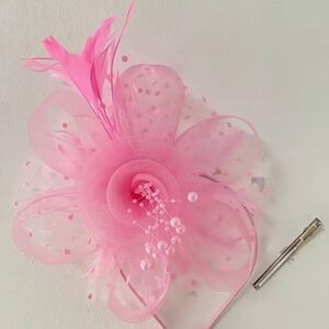 NWT Elegant Kentucky Derby Pink Feather Fascinator. Chic fascinator with delicat